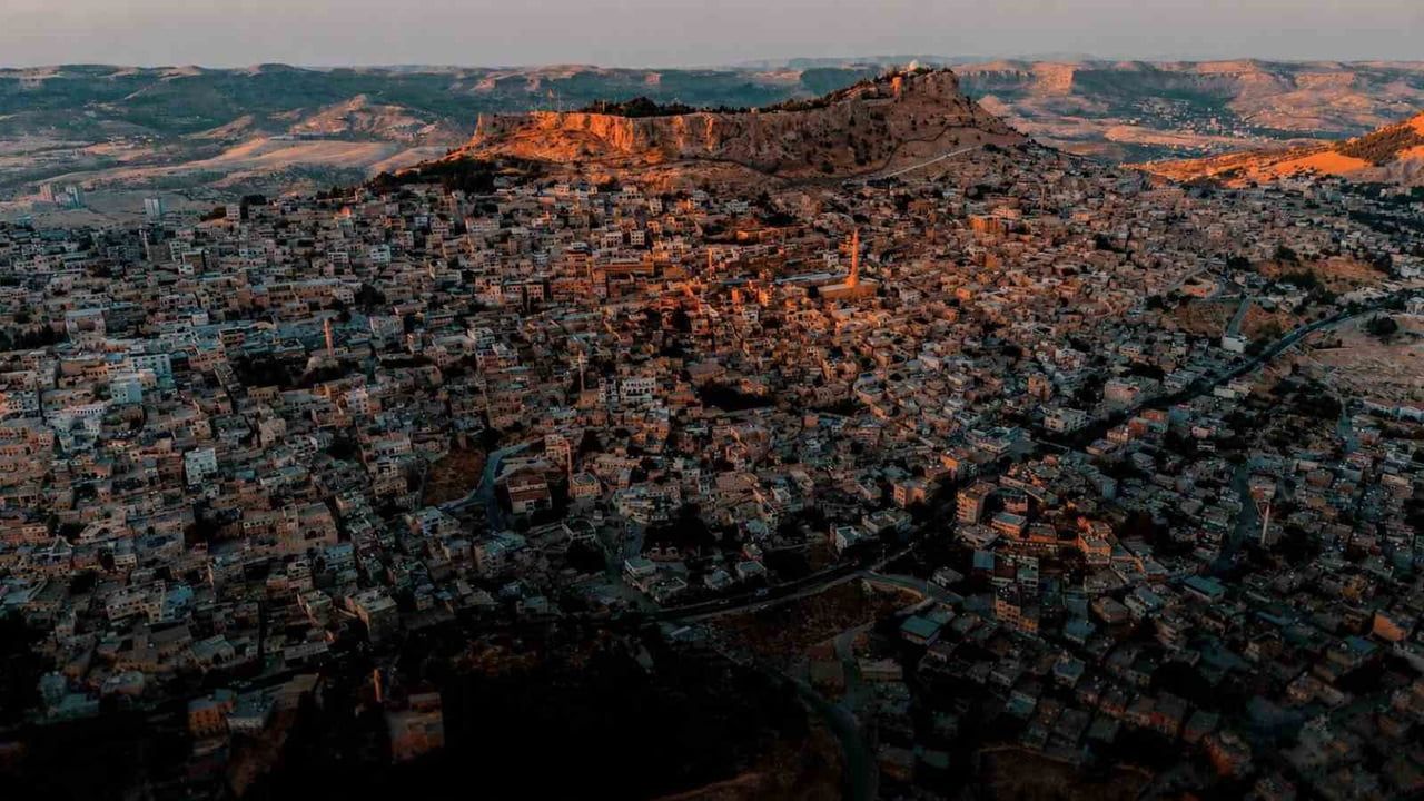 Drondan bakış: Mardin'in taş dokusu gündüzden geceye büyülüyor