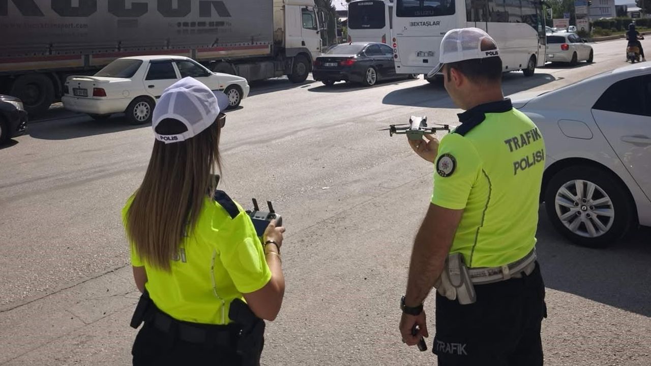 Dronla havadan denetimle Bozüyük'te trafik kurallarına sıkı takip