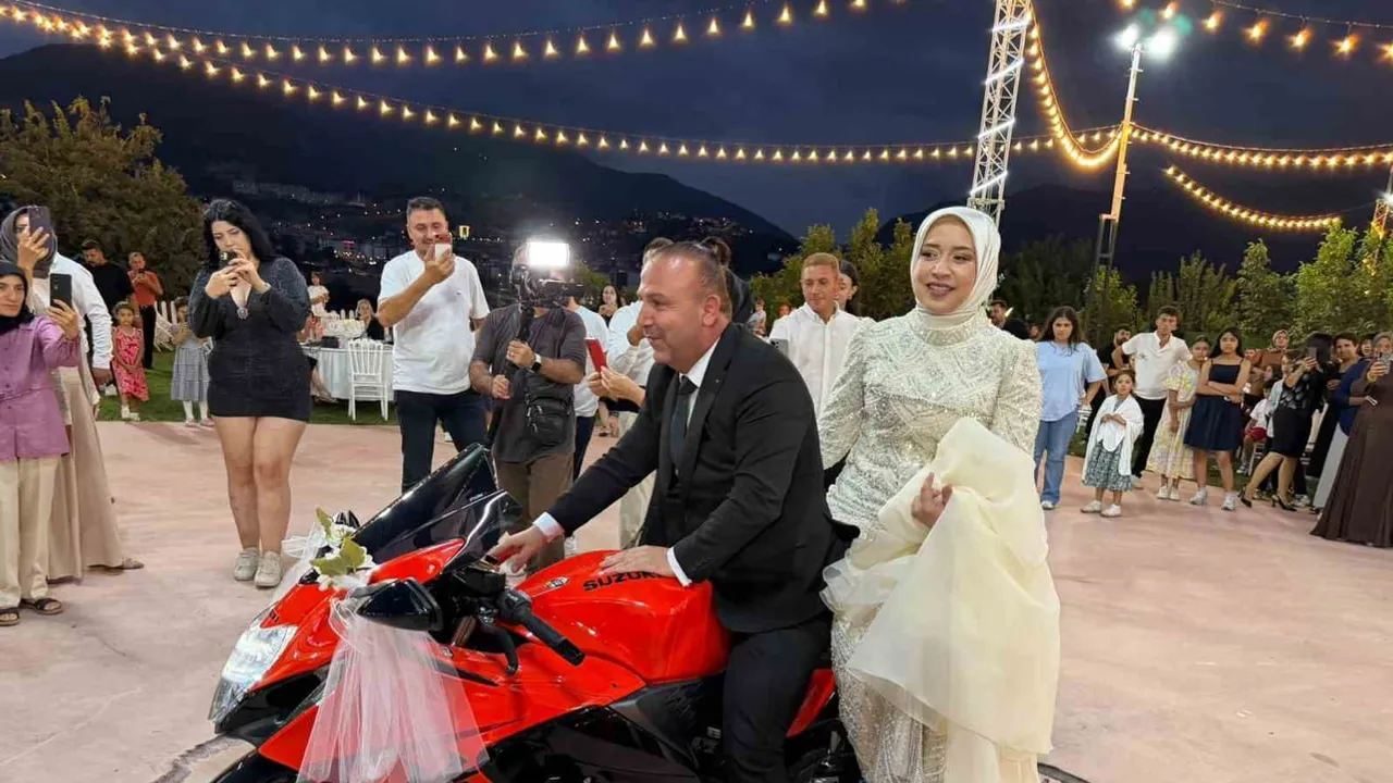 Düğünde gelin arabası yerini yarış motosikletine bıraktı