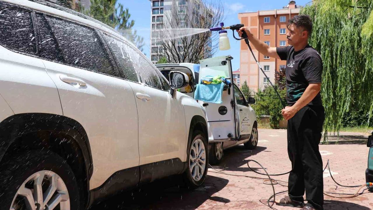 Dükkanını aracında taşıyor: Sivas'ta gezici oto yıkama modeli