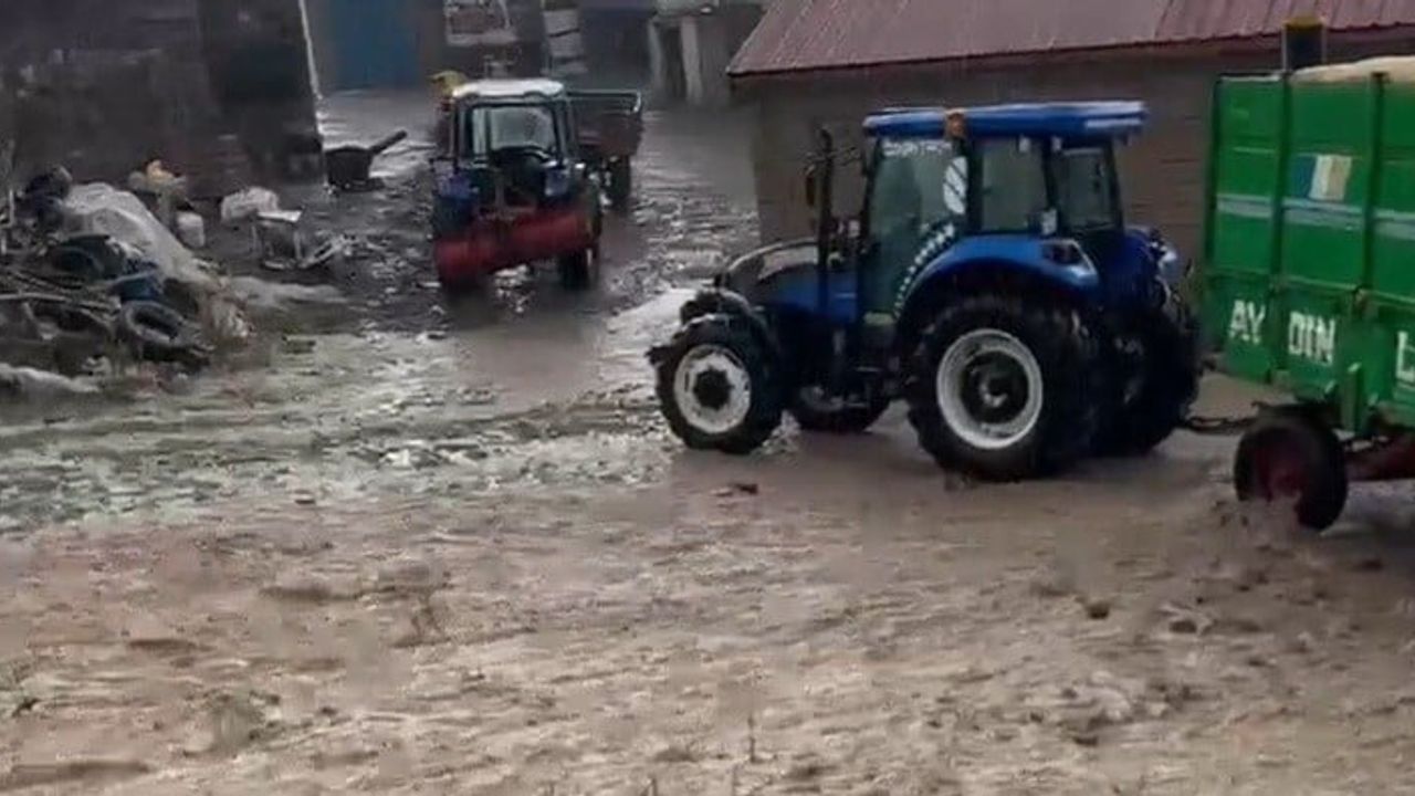 Dumankaya'da aniden gelen sağanak mahalleyi selle sınadı