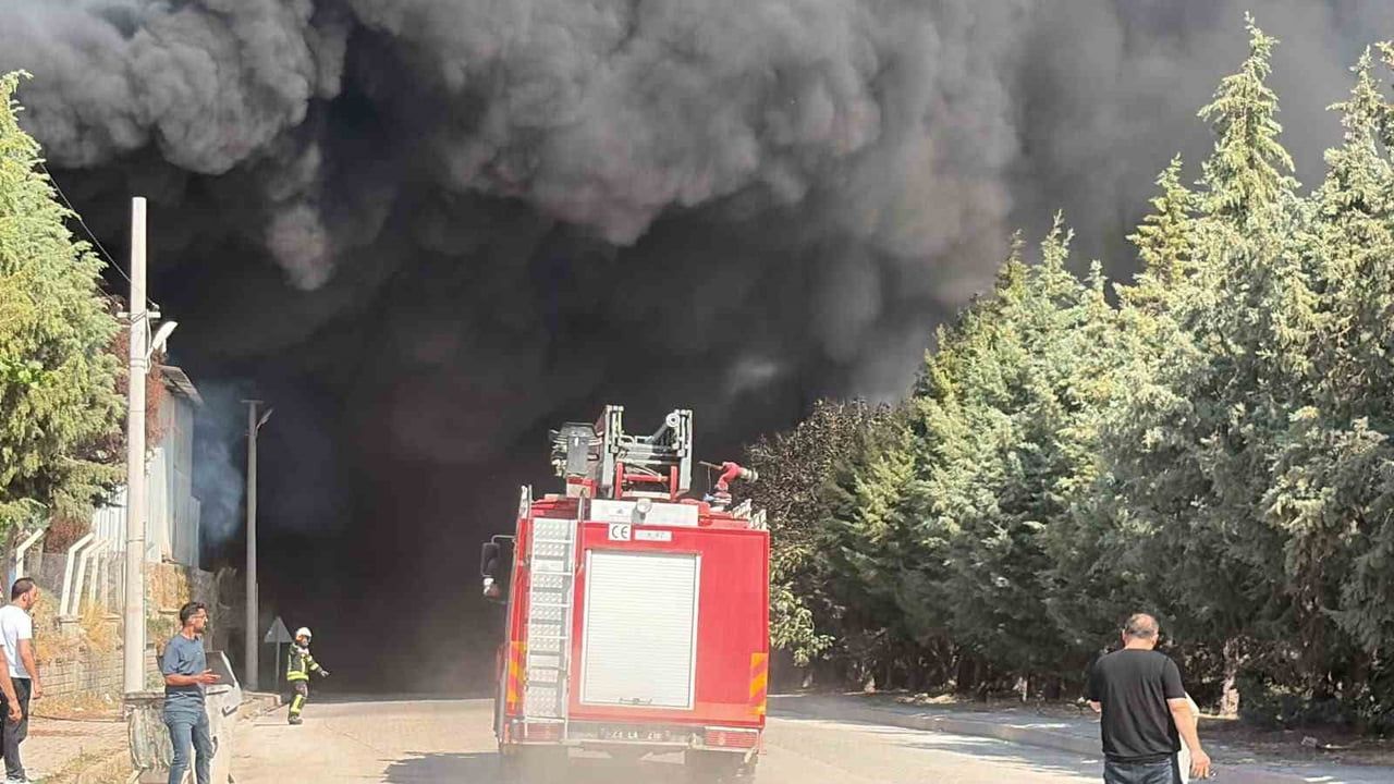 Dumanlar şehir genelinde: Elazığ'da fabrikada süren yangınla mücadele