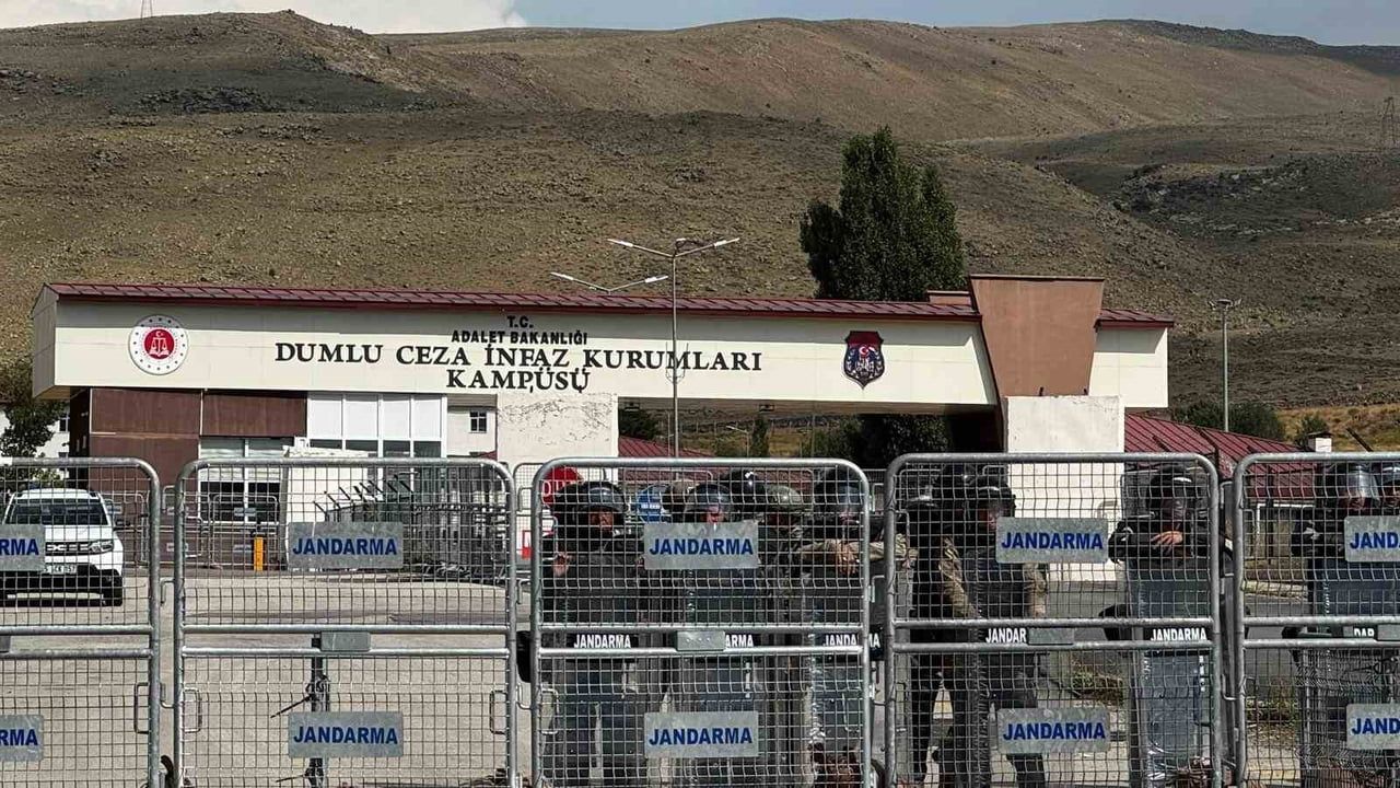 Dumlu kampüsü önünde izinsiz gösteri, Kuytul destekçileri cezaevi çevresinde toplandı