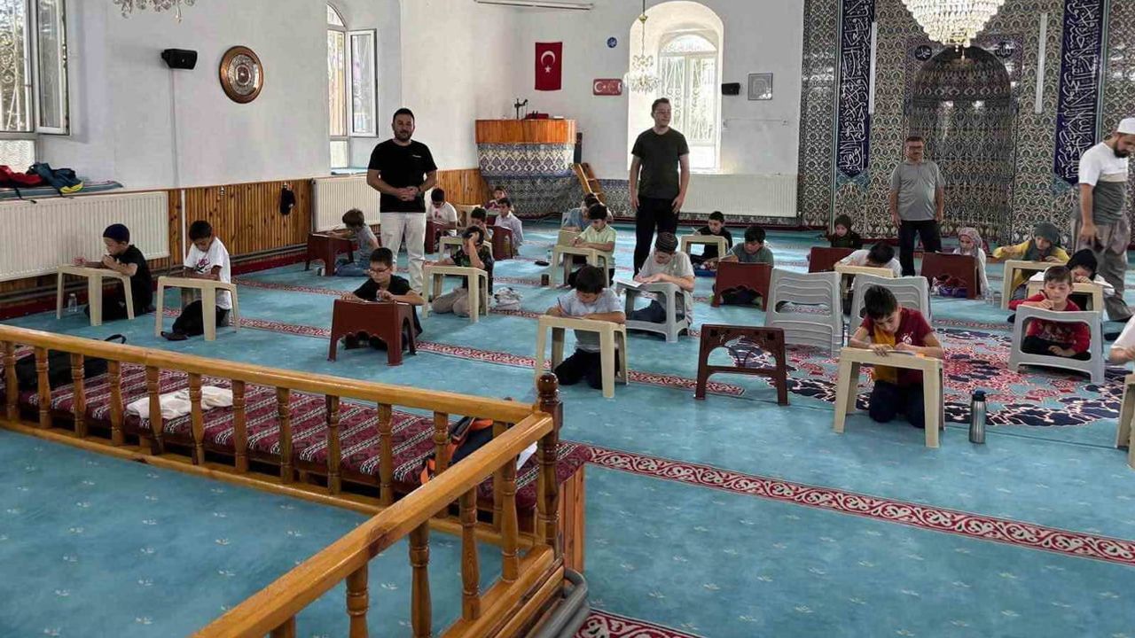 Dumlupınar'da yaz Kur'an kursu öğrencileri bilgi birikimlerini sınadı