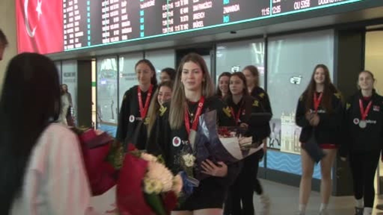 dünya ikincisi u17 kız voleybol takımı yurda çiçeklerle döndü