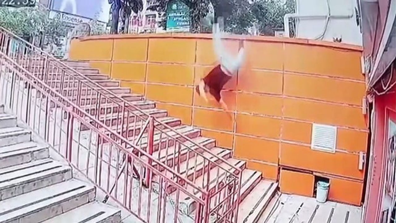 Duvar üzerinde yatan kişi merdivenlere düşerek yaralandı
