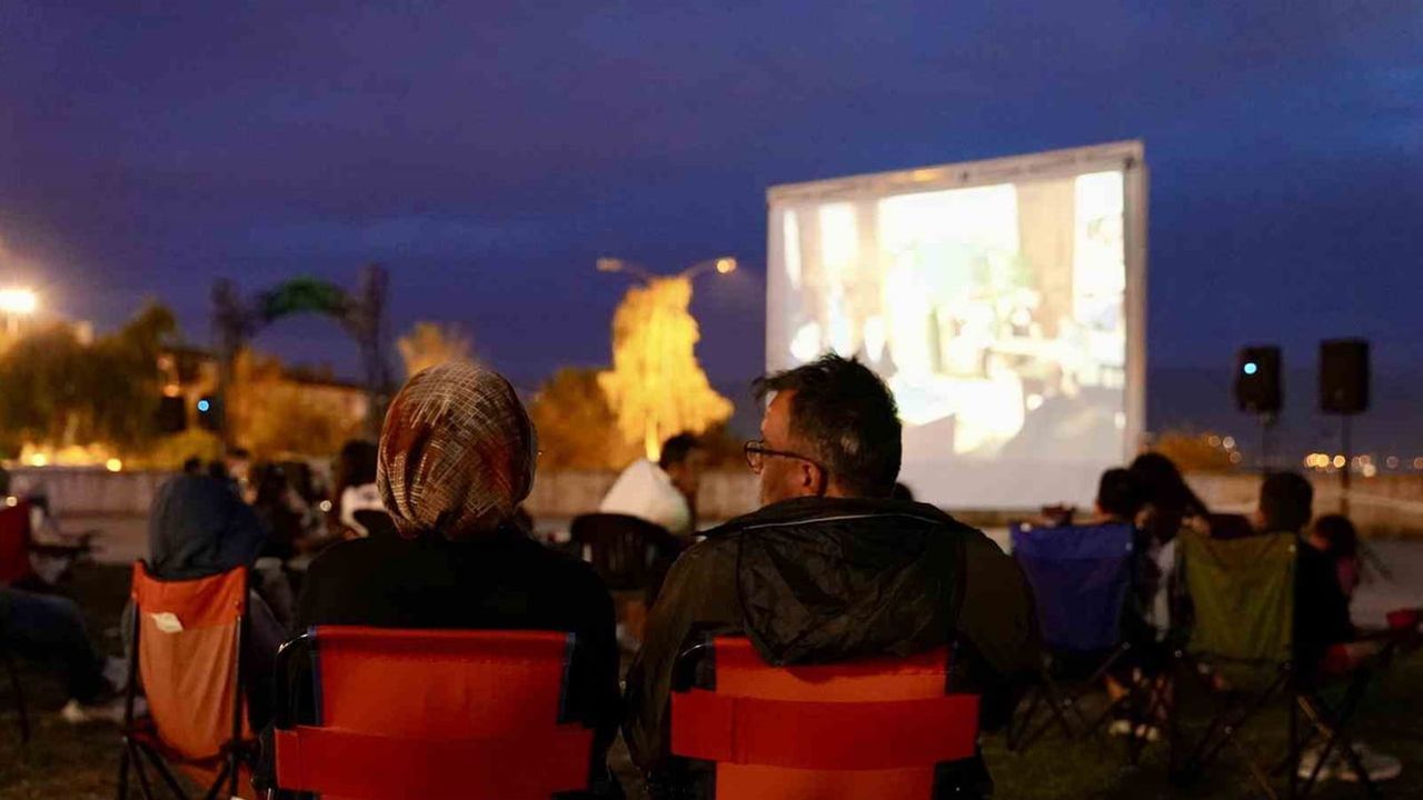 Düzce’de açık hava sinema akşamları iki noktada devam ediyor