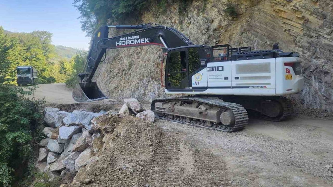 Düzce’de Cumayeri Hamascık İmriz Mahallesi'nde yol güvenliği sathi kaplama ve tahkimatla güçlendi