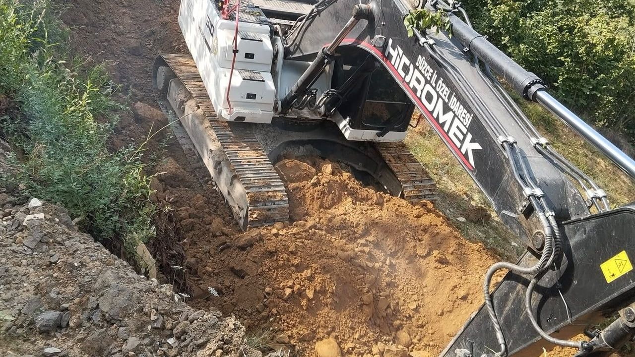 Düzce'de heyelan bölgesinde tahkimat ve dolgu çalışmaları devam ediyor
