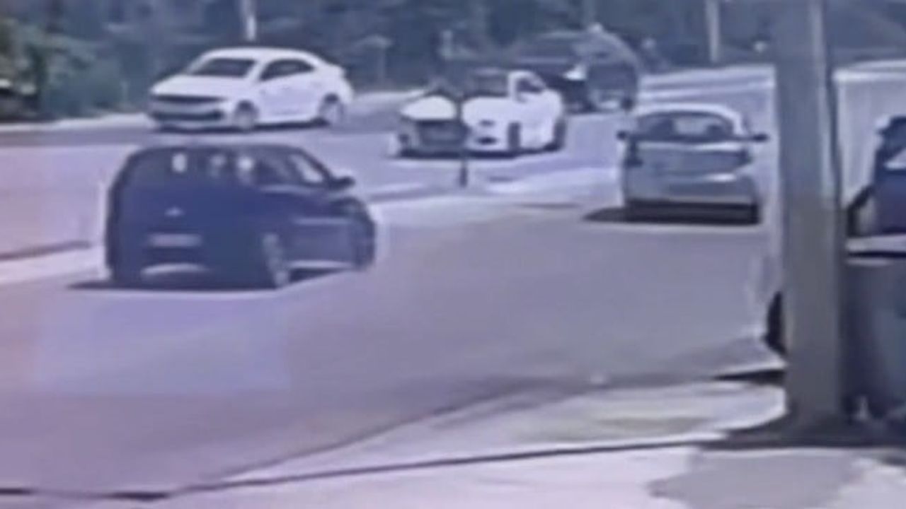 Düzce'de kırmızı ışıkta ani şerit değişimi iki kişinin yaralanmasına neden oldu
