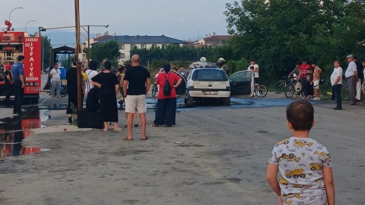 Düzce’de Koçyazı Mahallesi yakınında park halindeki otomobil yangını büyümeden söndürüldü
