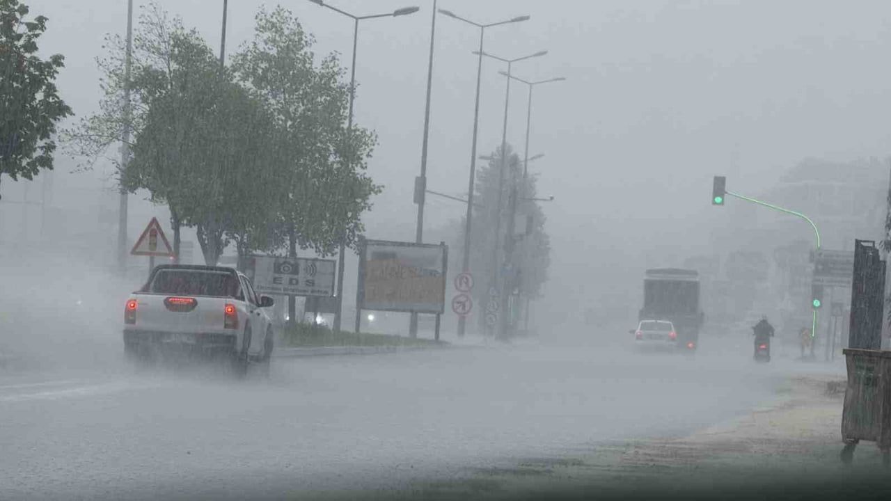 Düzce'de öğle saatlerinde bastıran sağanak sürücülere zor anlar yaşattı