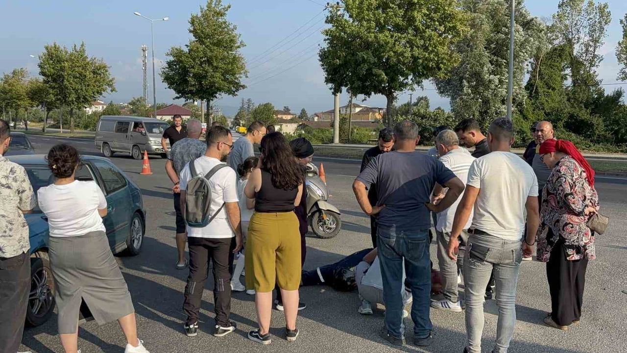 Düzce'de Taşlık Sokak'ta araç kamerasına yansıyan çarpışma: motosiklet sürücüsü yaralandı