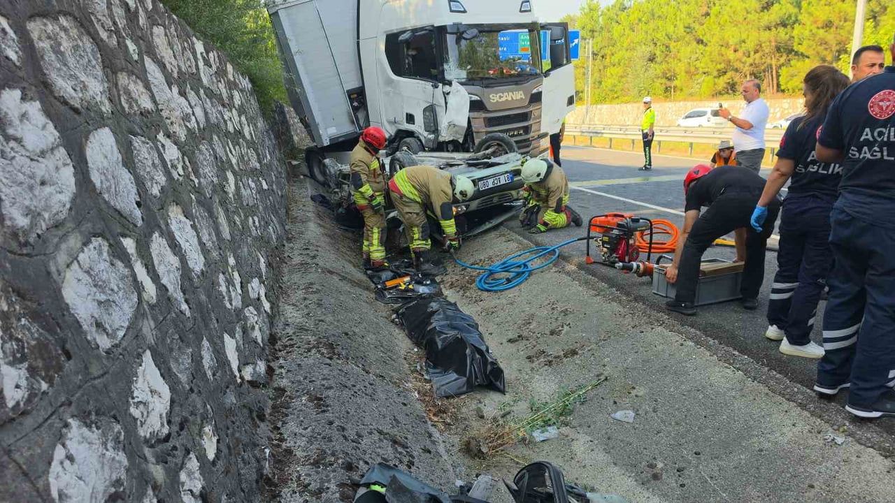 Düzce'de tırın altında ezilen otomobilin sürücüsü yaşamını yitirdi