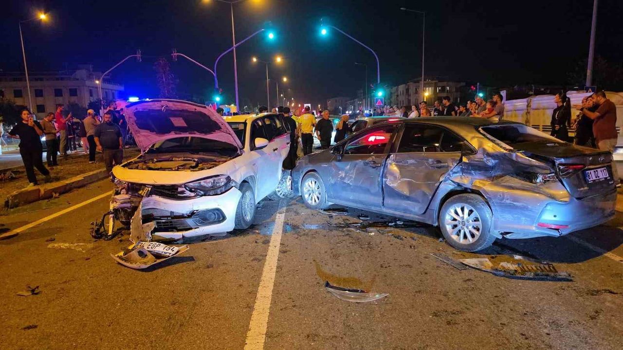 Düzce'de yaya ışıklarında zincirleme çarpışma: 6 araç hurdaya döndü