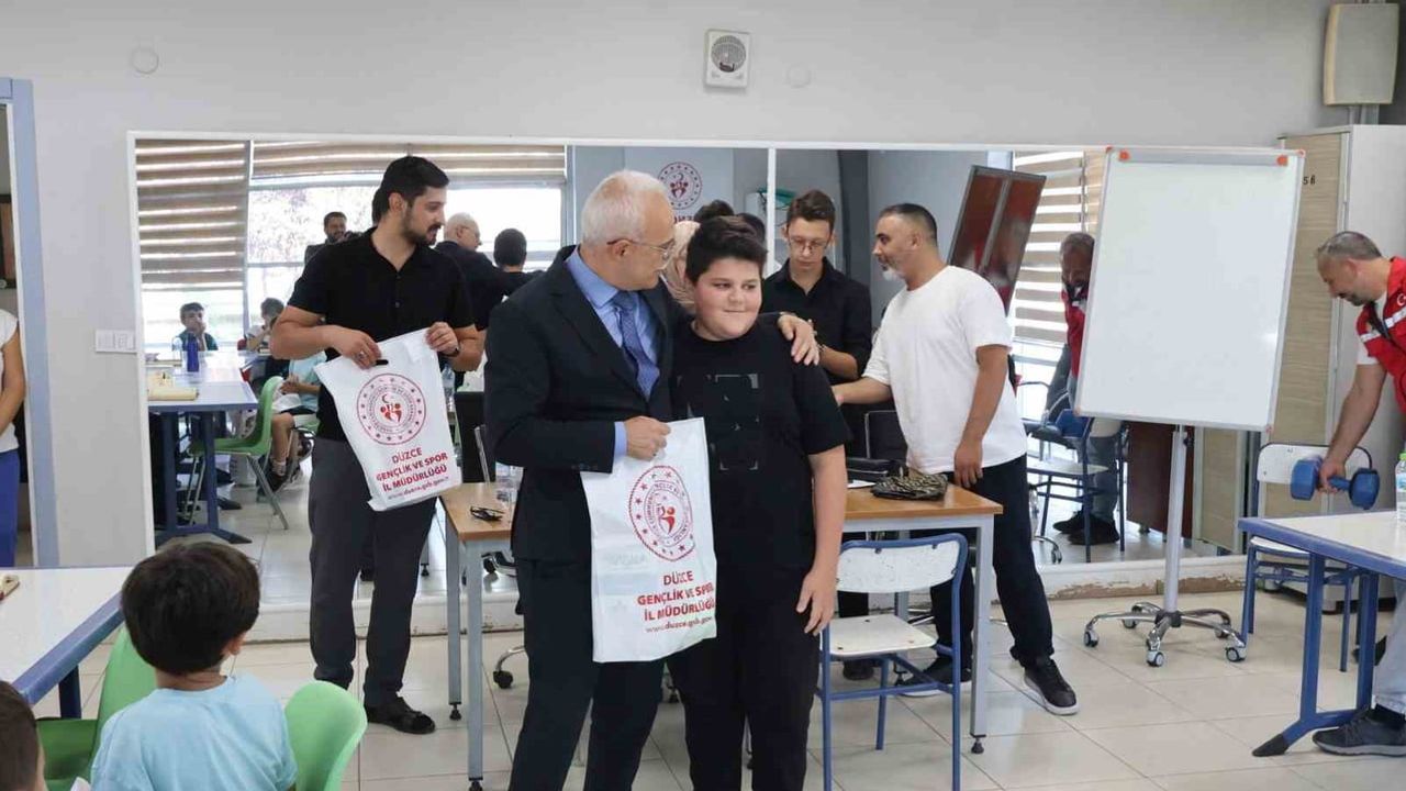 Düzce gençlerin yazını renklendiren buluşma: Zekeriya Arslantürk öğrencilerle bir arada