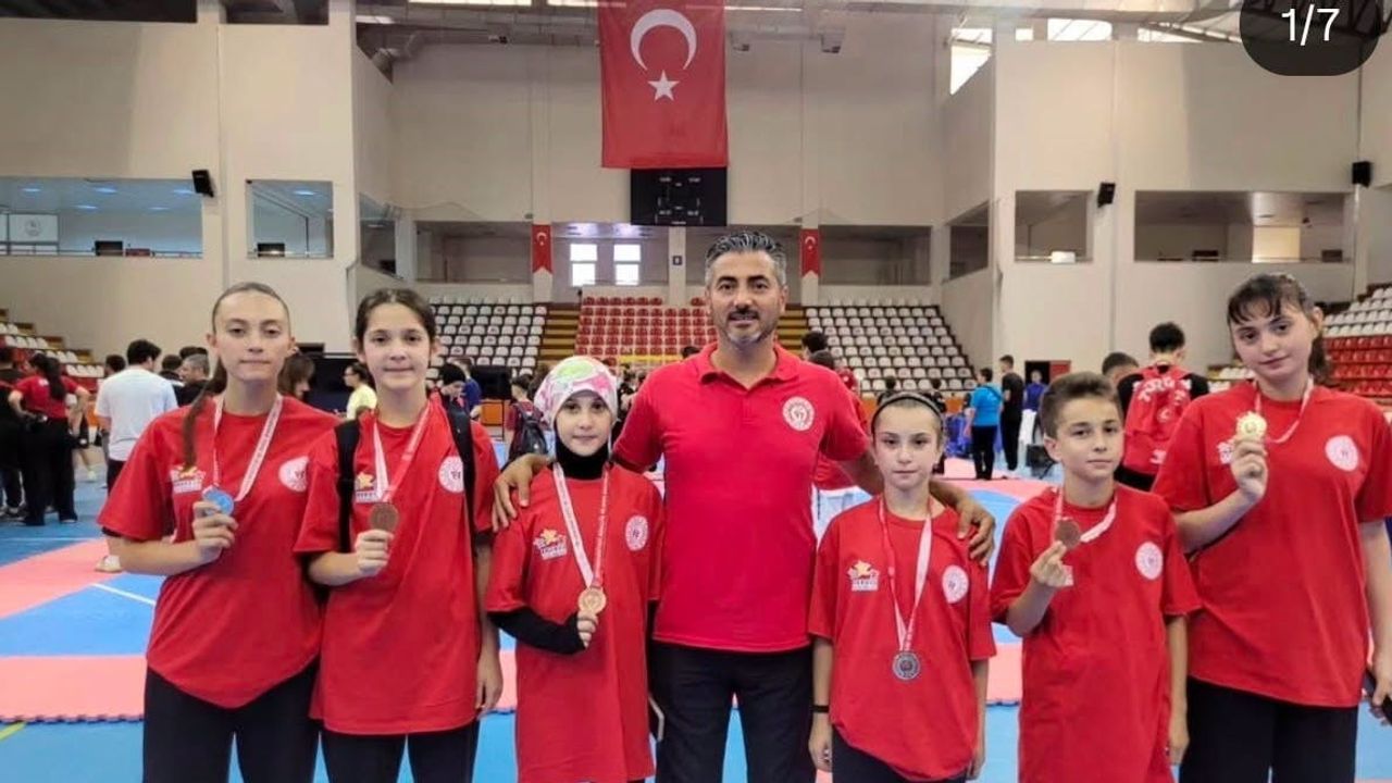 Düzce'nin kız taekwondo ekibi Karabük biletini aldı