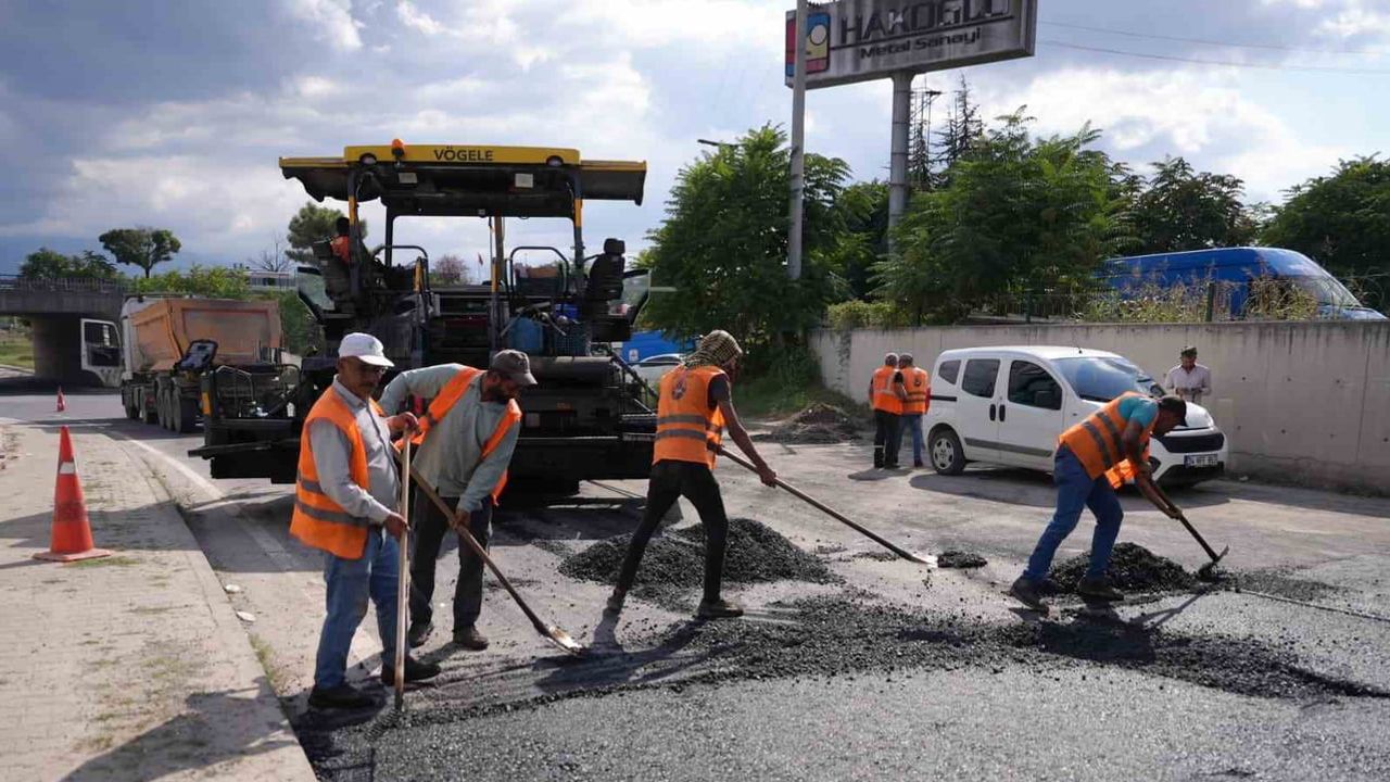 Düzce'nin yolları yenileniyor: gece gündüz asfalt ve yama çalışmaları sürüyor