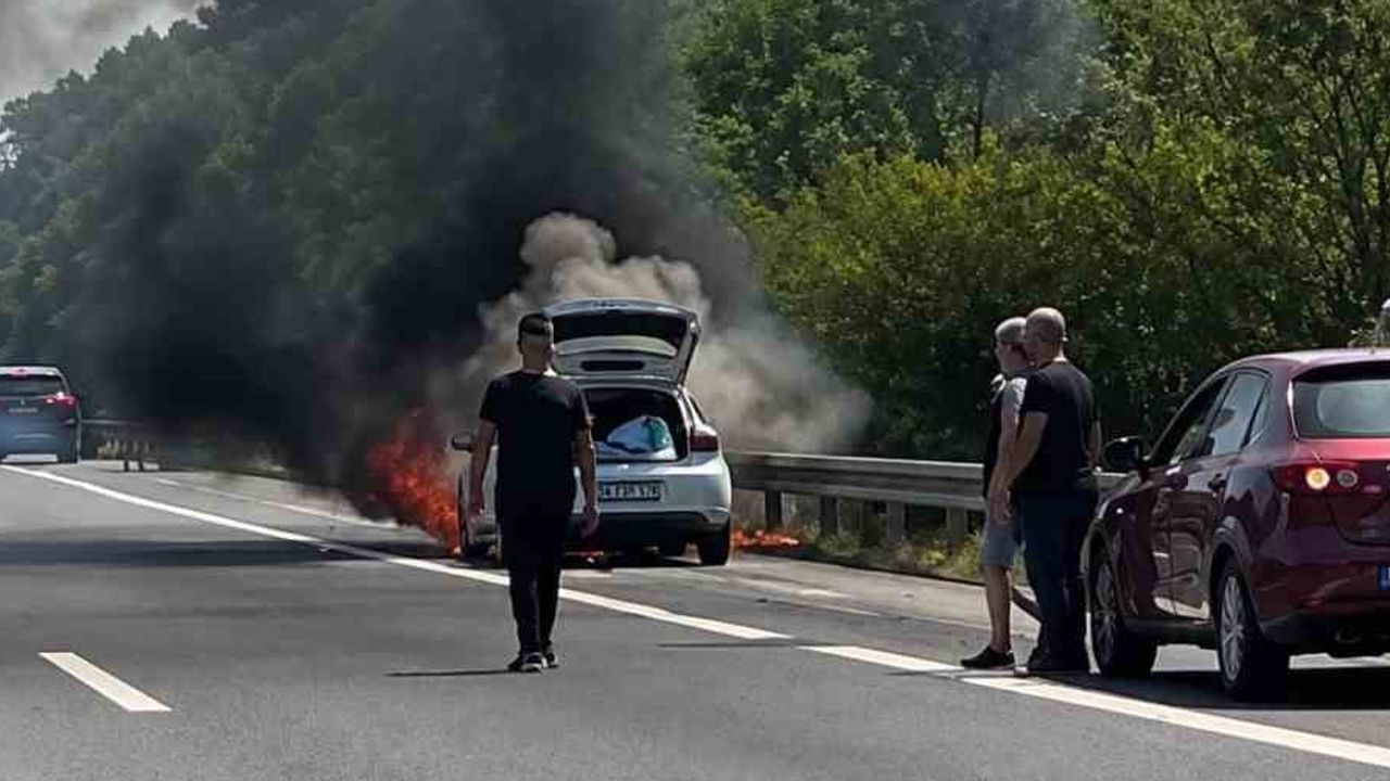 Düzce Ozanlar'da motoru tutuşan otomobil kullanılamaz hale geldi