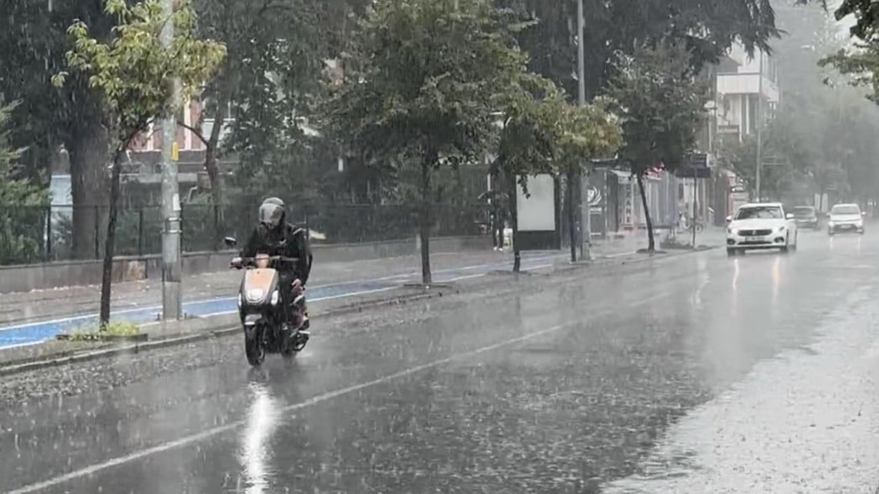 Düzce sabahında kuvvetli yağmur hayatı ve trafiği etkiledi