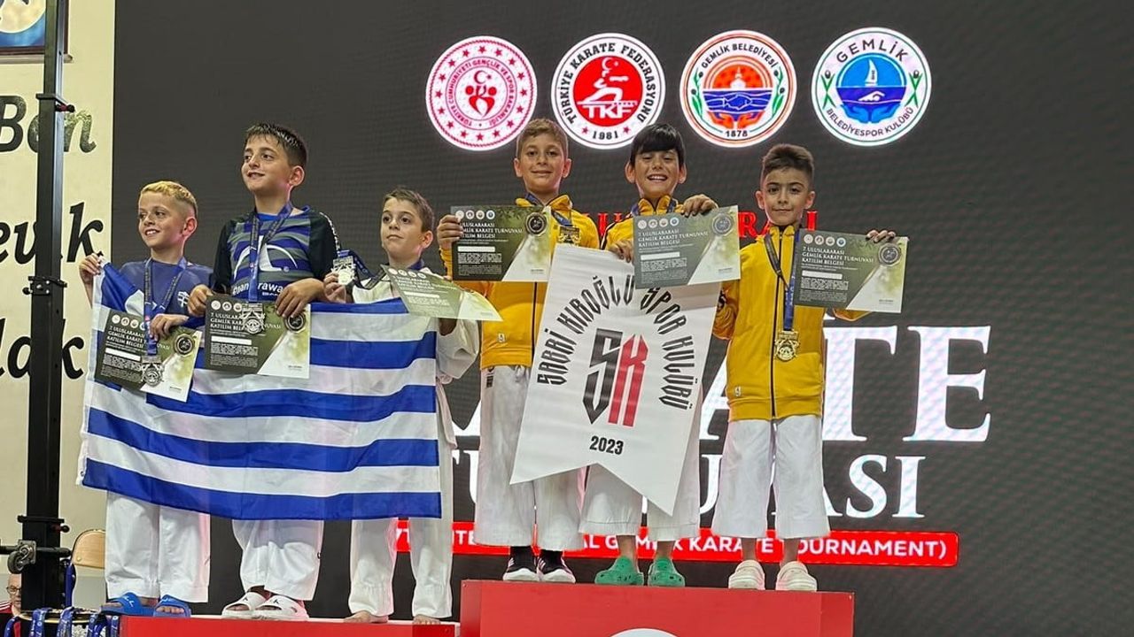 Düzceli karateciler Gemlik'te üç kategoride madalya kazandı