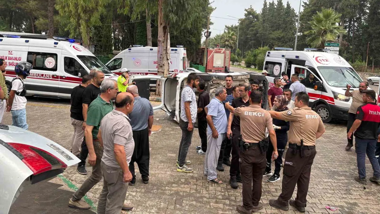 Düziçi'nde kavşakta çarpışma: hafif ticari araç yan yattı, 5 kişi yaralandı