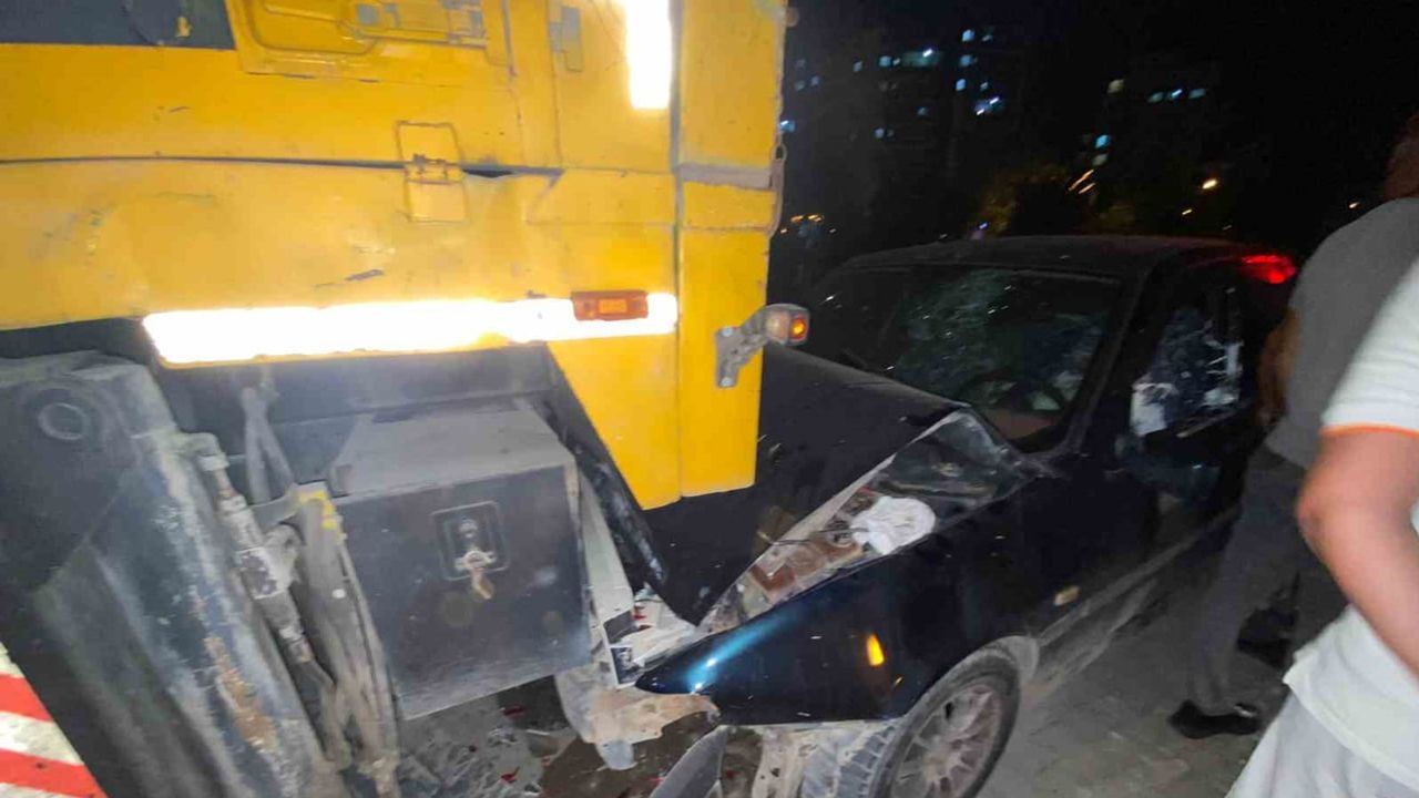 Düziçi'nde otomobil park halindeki vince çarptı: sürücü yaralandı