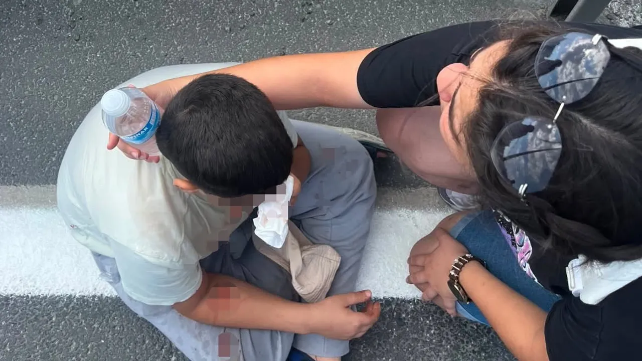 E-5'te yön levhasına çarpan araç: 5'i ağır 13 çocuk yaralandı