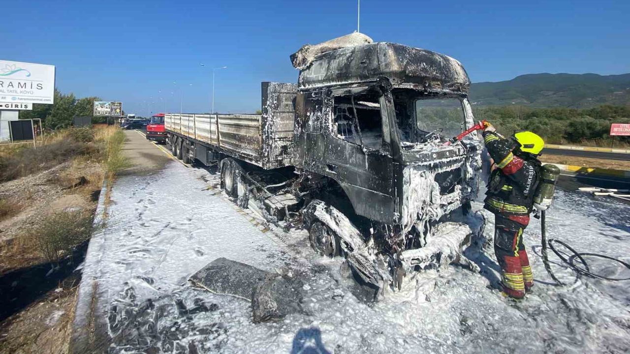 E-87'de alevlere teslim olan çekici itfaiyenin müdahalesiyle söndürüldü