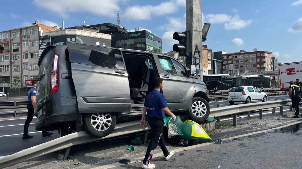 E5'te yol ayrımında minibüs bariyere çıktı: 12 çocuk ve şoför yaralandı
