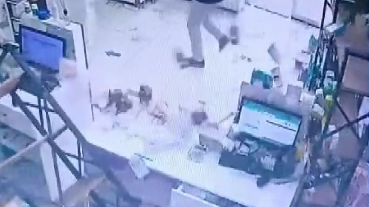 Eczanede camların aniden kırılmasıyla oluşan panik kameralara yansıdı