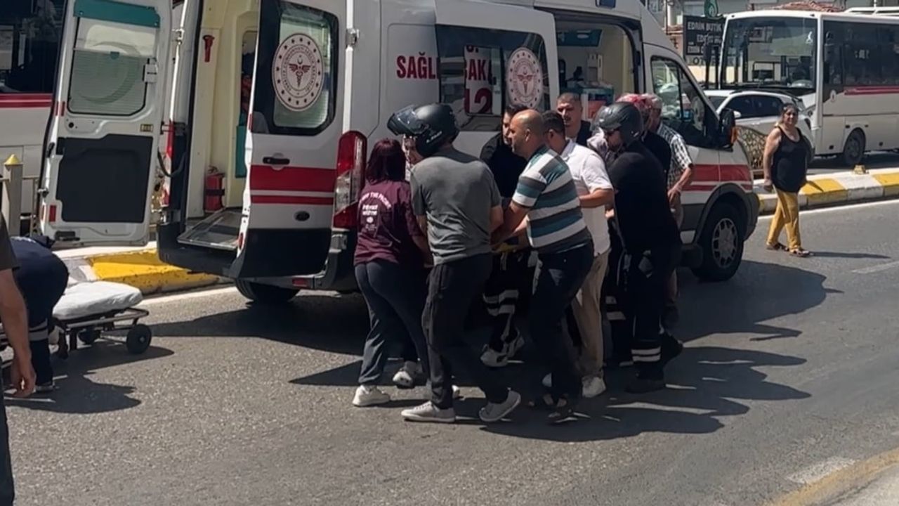 Edirne'de Atatürk Bulvarı'nda çarpışma: motosiklet sürücüsü hastaneye kaldırıldı