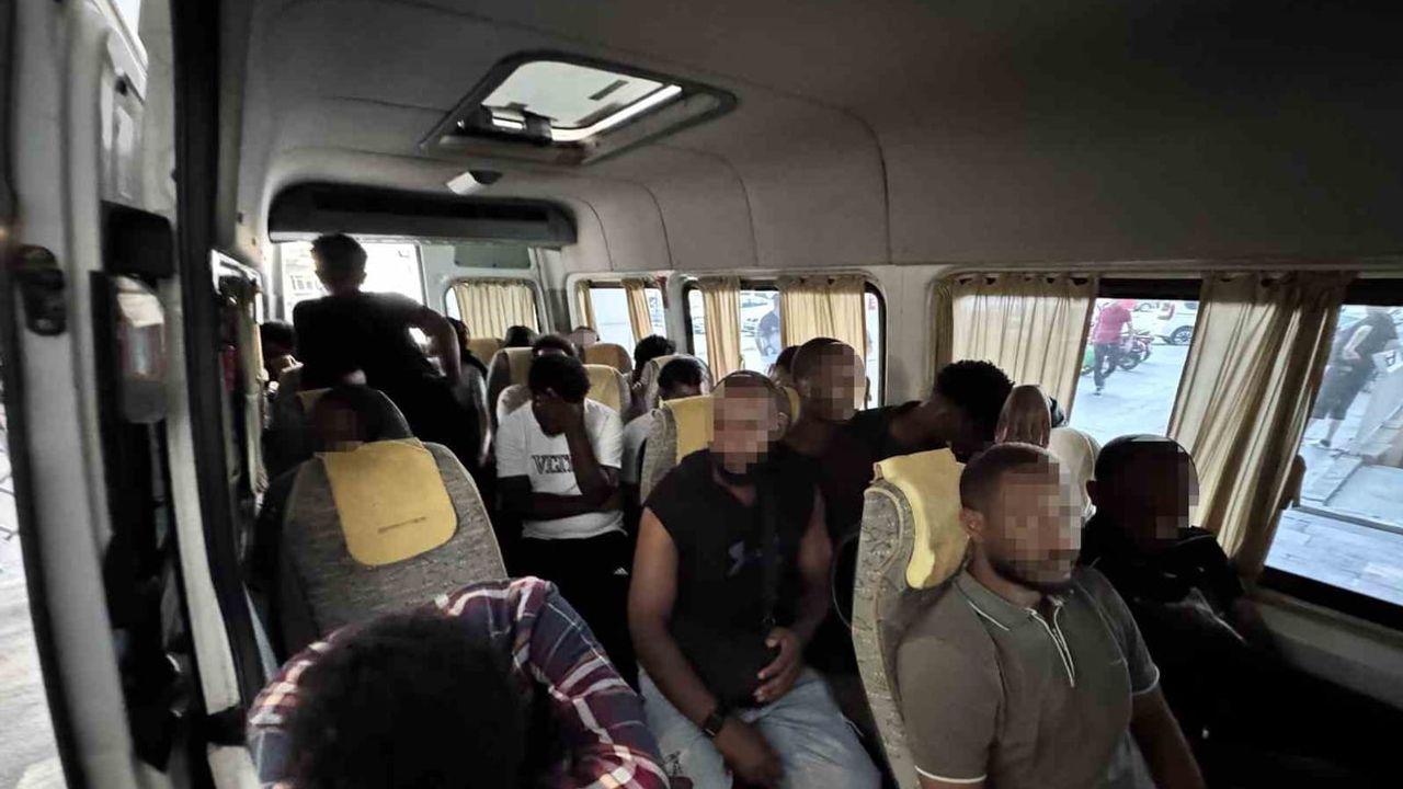 Edirne'de Kırklareli kavşağında durdurulan minibüste 19 Etiyopya uyruklu göçmen yakalandı