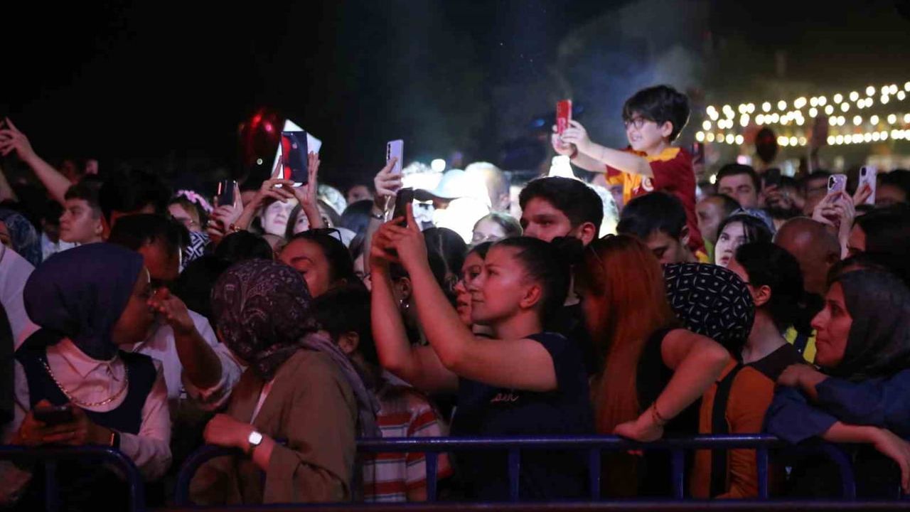 Edis ve Bengü Taşköprü'de 40 bin kişiye unutulmaz konser gecesi yaşattı