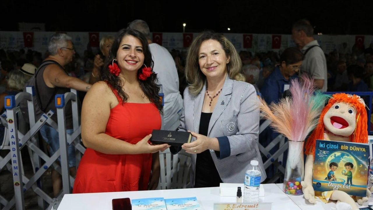Edremit kitap fuarı ikinci gününde fikir, şiir ve ezgilerle doldu