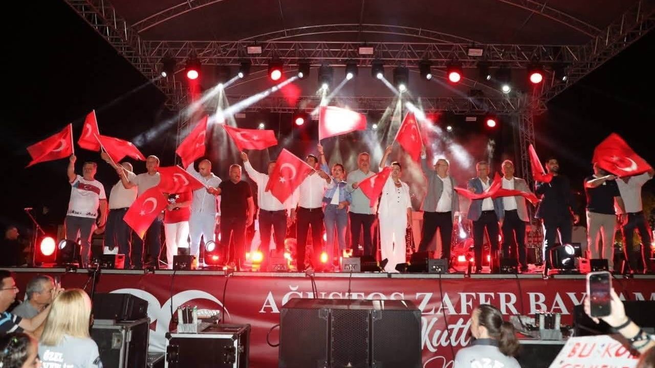 Edremit’te 30 Ağustos coşkusu: meşaleler, marşlar ve Fatma Turgut konseri