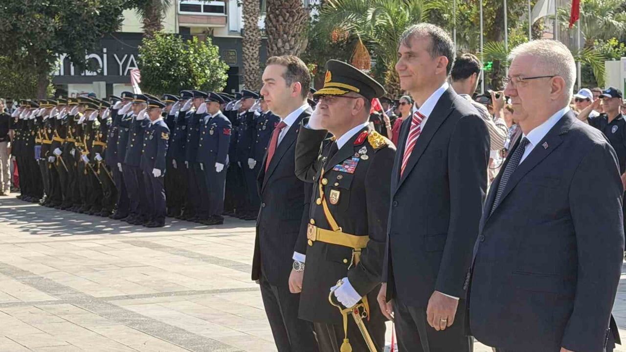 Edremit'te meydanlarda zafer bayramı coşkusu