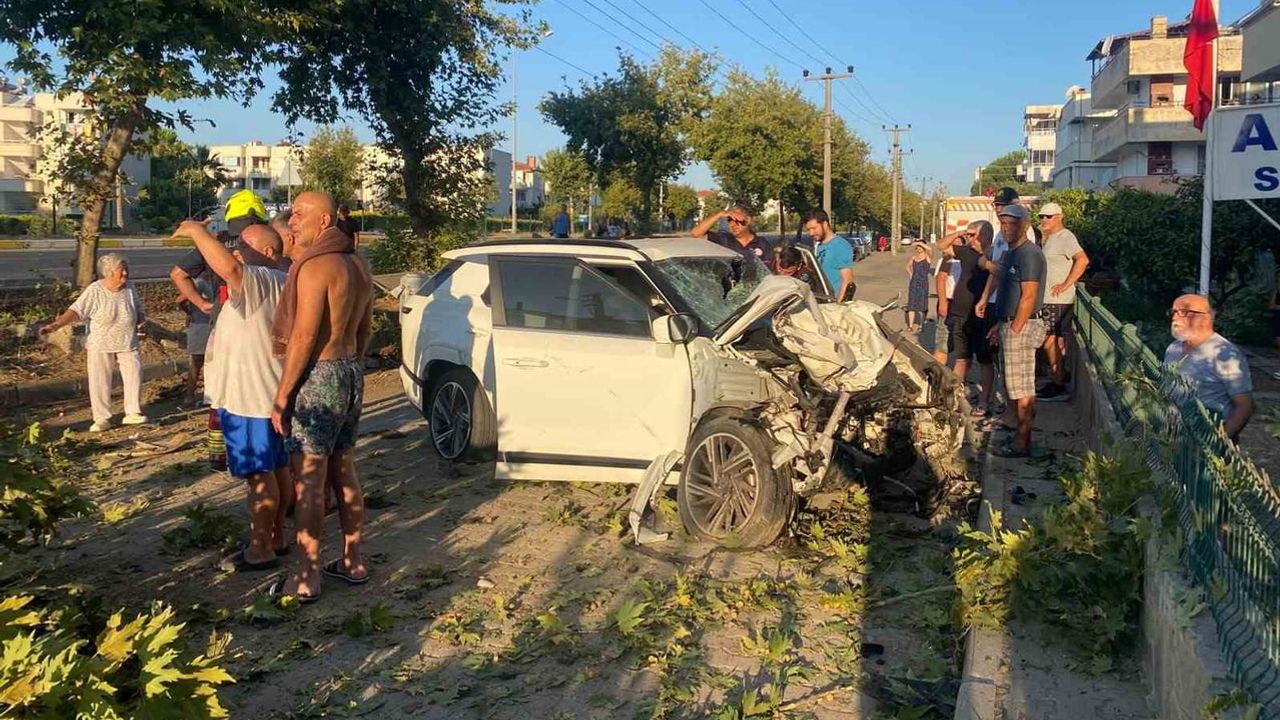 Edremit'te sabah vakti yol hakimiyetini kaybeden sürücü çınara çarptı