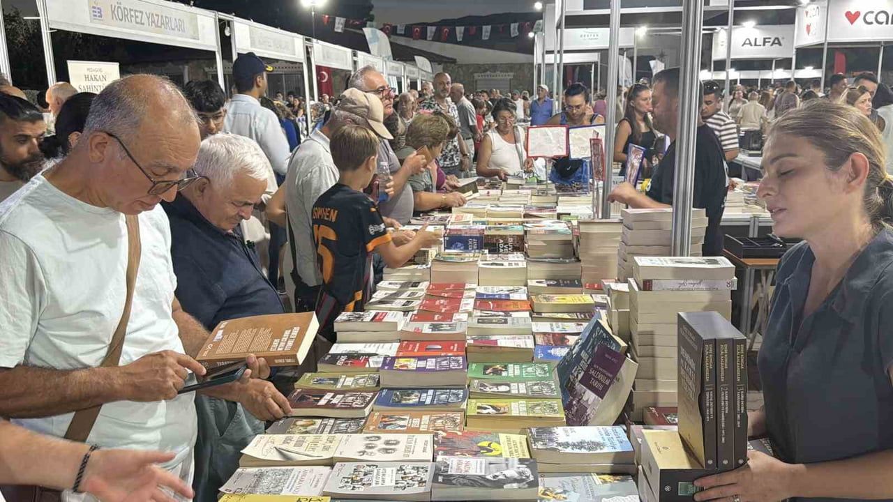 Edremit'te zeytin gölgesinde kitaplar ve söyleşiler buluştu: 8. kitap fuarı açıldı