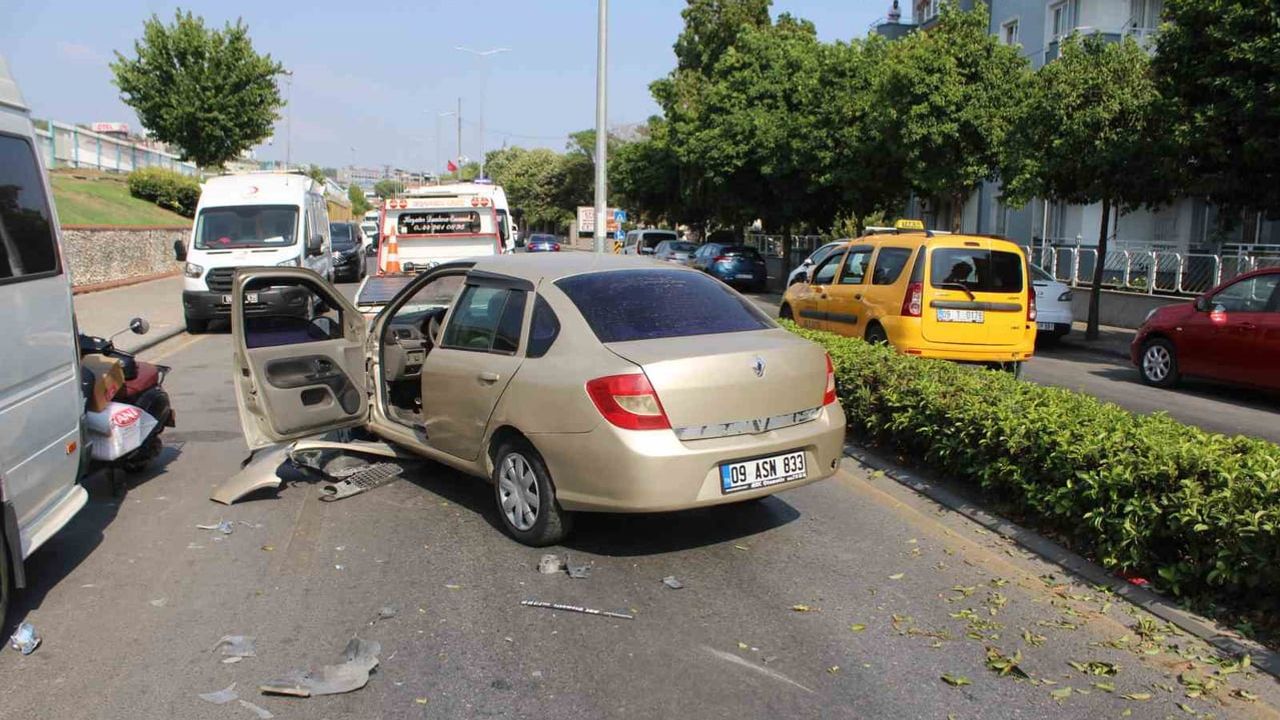 Efeler'de aniden önüne çıkan araç zincirleme kazaya yol açtı