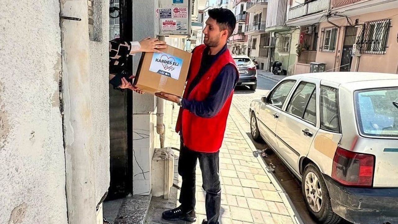 Efeler'de dayanışma büyüyor: Kardeş Eli Projesi ile sofralara düzenli destek