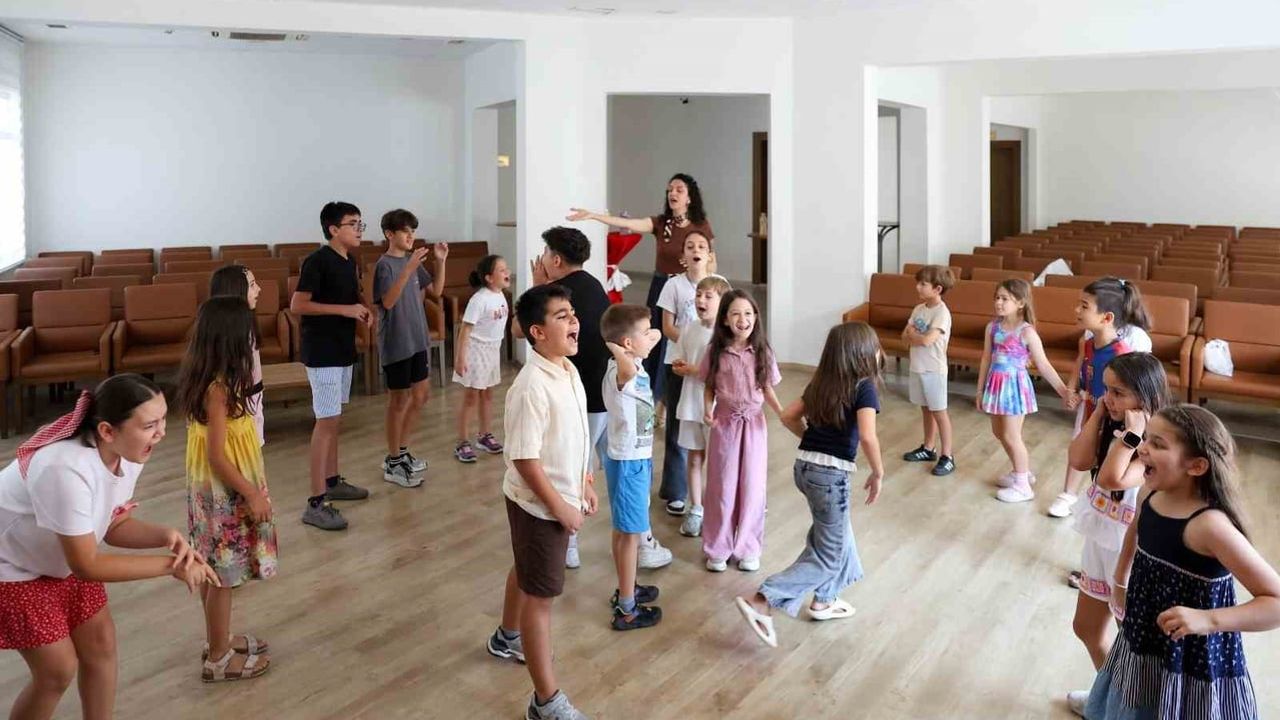 Efeler'de drama kursları minik yetenekleri sahneye çıkarıyor