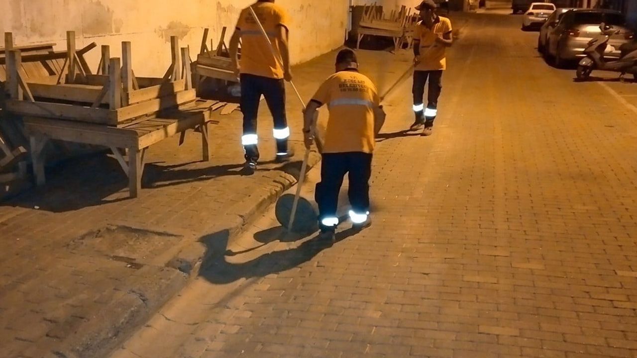 Efeler'de hijyen için kesintisiz mesai: mahalleler sürekli temizleniyor