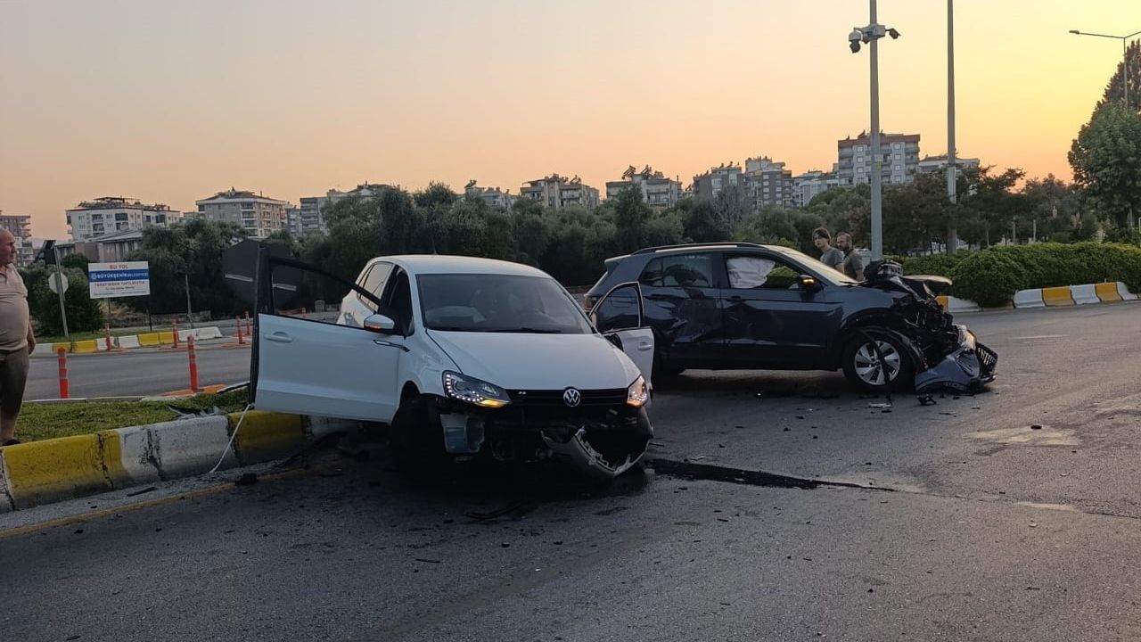 Efeler’de kavşakta çarpışma: araç refüje çıktı, sürücü yaralandı