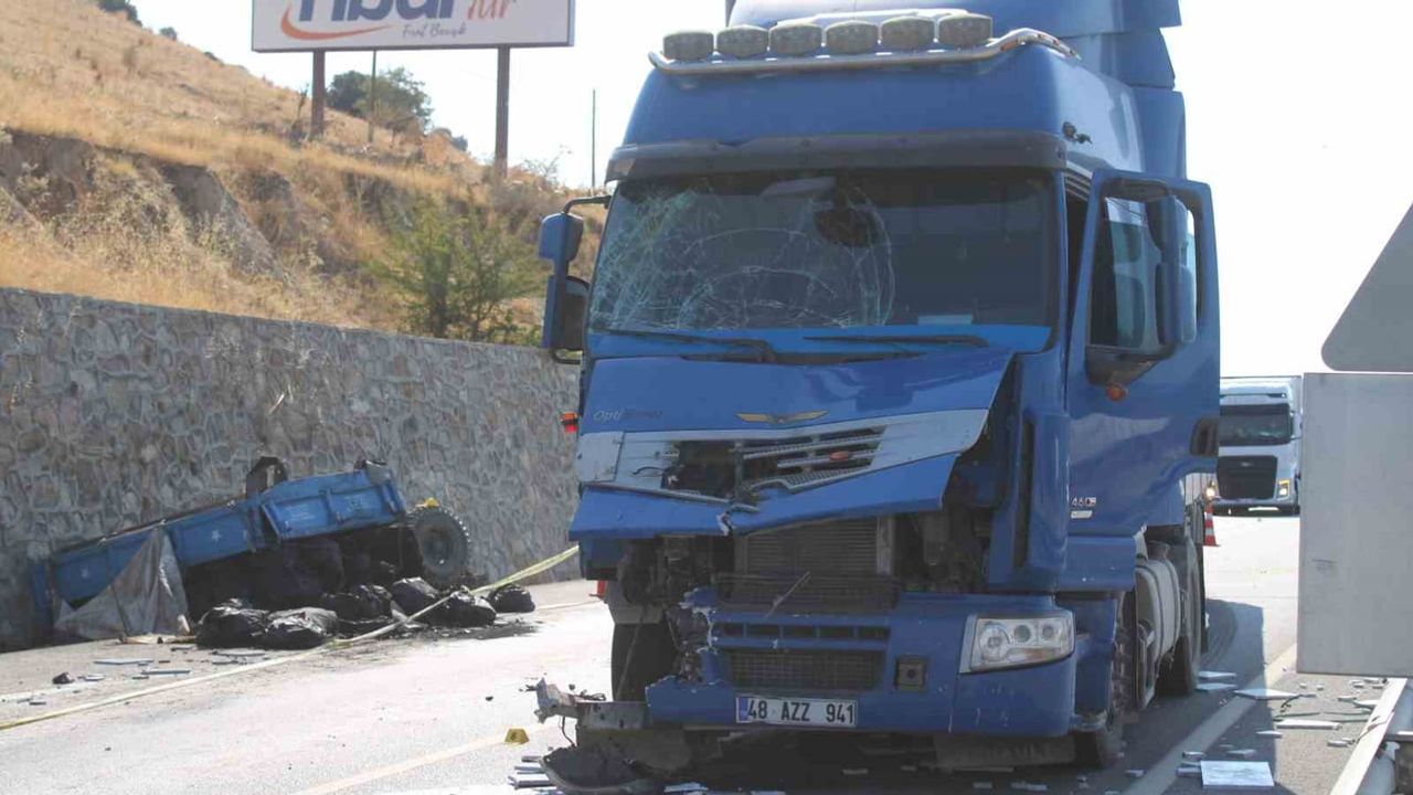 Efeler'de mangal kömürlü traktör ile tır çarpıştı: römorktaki yolcu yaşamını yitirdi