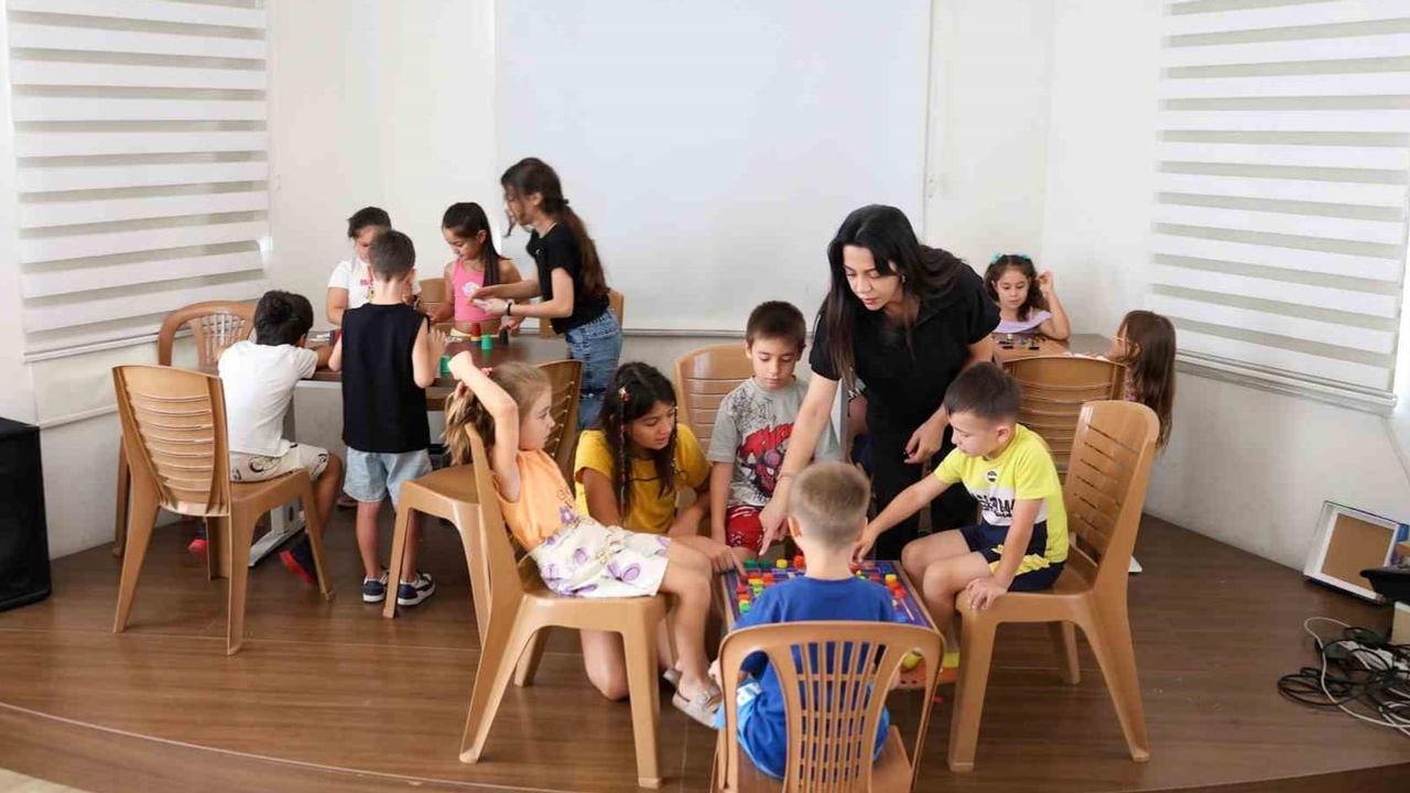 Efeler'de minik stratejistler akıl oyunlarıyla yeteneklerini geliştiriyor