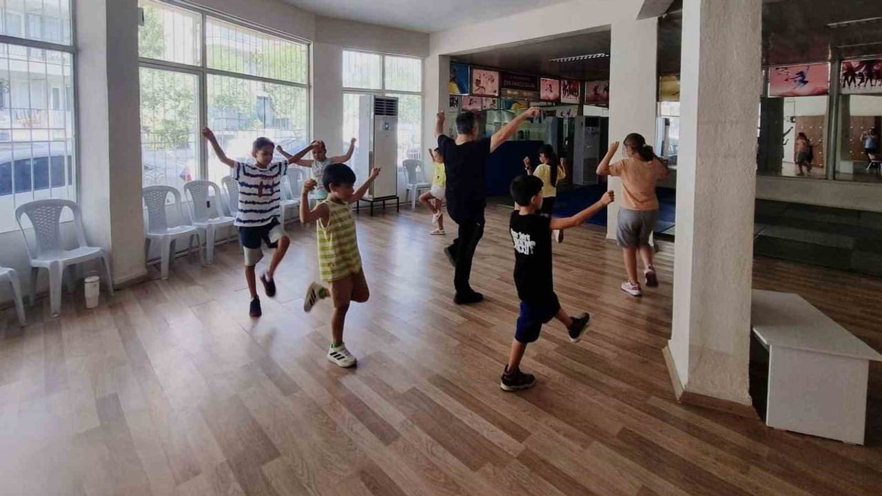 Efeler'de yaz günleri halk oyunlarıyla canlanıyor