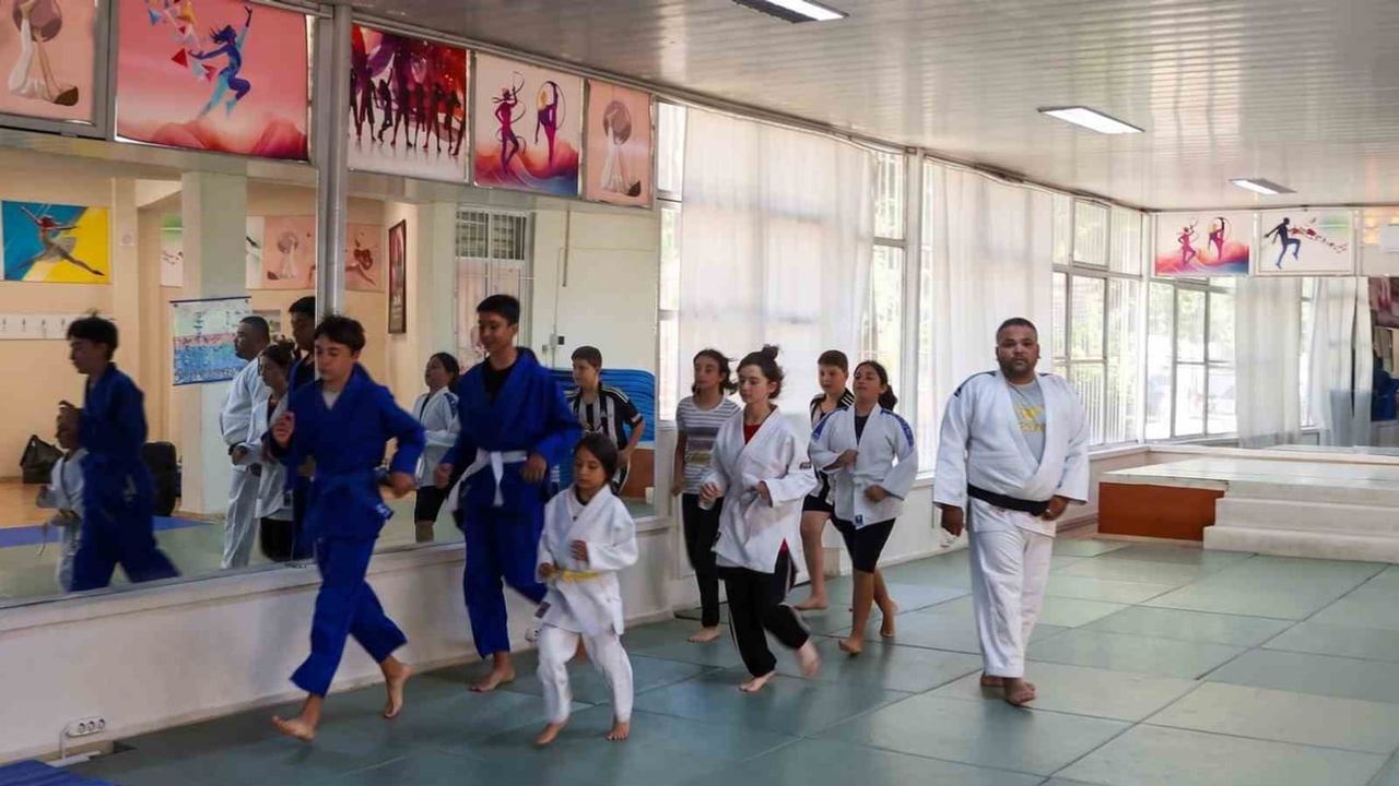 Efeler'de yaz kurslarına judo eklendi, çocuklar disiplinle tanışıyor