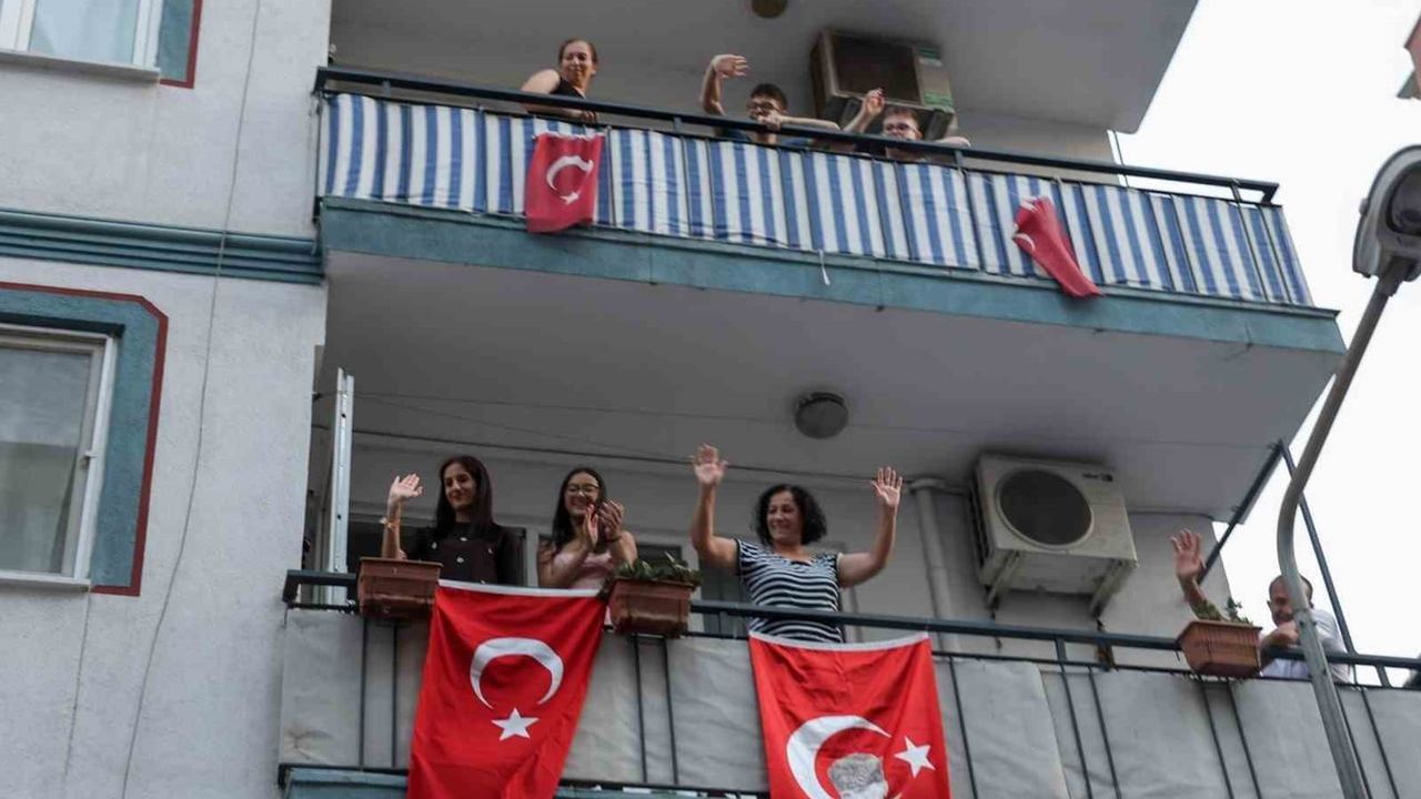Efeler'de zafer coşkusu sokaklara taştı: gençlerle buluşan kutlama