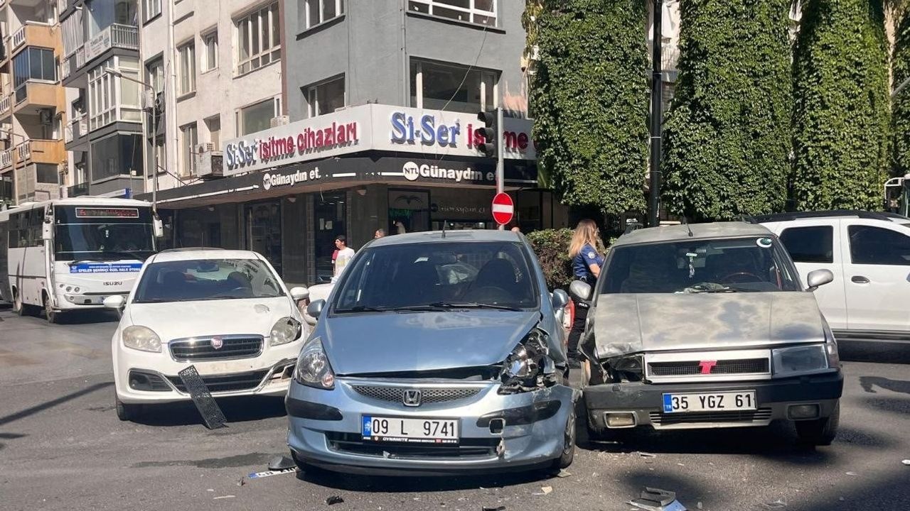 Efeler kavşağında üç aracın karıştığı zincirleme kazada sadece maddi hasar